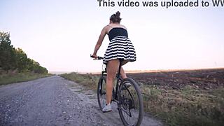 骑自行车时在迷你裙里露光屁股上衣
