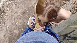 Javni oral od lepotice v obleki osupne gledalce