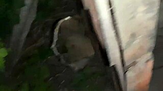 我抓到邻居在街头厕所自慰，加入她！