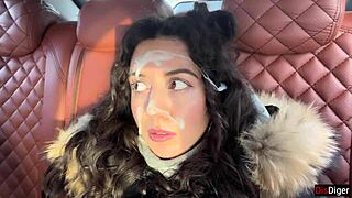 Рискованный публичный секс в машине со стройной тиней 18+ дрочка и огромный кумволк в метро