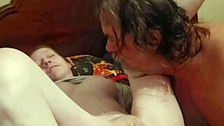 Prečo je táto ryšavkina tesná piča použitá po celonočnom pití?