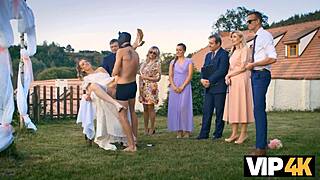 Эй, хочешь посмотреть эту милую чешскую любовную сцену в извращенном платье?