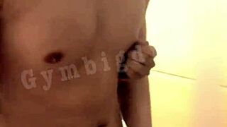 见过饥渴亚洲嫩男无套操吗？他们的内衣和后入式行动加热了！