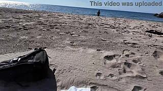 Křivá cizinka ukazuje obrovské prsa s dildem na pláži