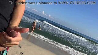 Šečem na plaži, in dve seksi puncki se pridružita!