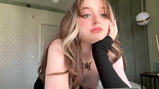 Adolescentă Tinder cu cur mare se masturbează după pierderea jocului de provocare