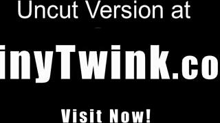 Twink kecil goda dengan rimjob sebelum bareback