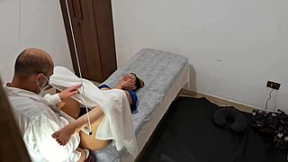 Gynækolog udnytter patients ophidselse til at kneppe hende under naiv undersøgelse