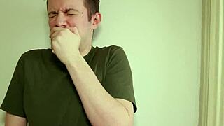 Геят завареник не може да спре да шпионира частните моменти на бюстестата си мащеха