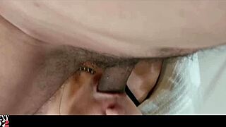 Francia amatőr fekete bőrnadrágban és selyem fűzőben kap kutya stílusú POV döngölést