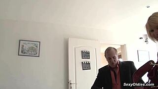 Francouzská blond zralá dostává anál v divokém gangbangu s více chlapy