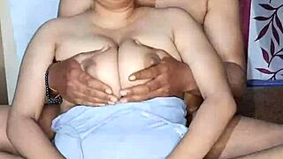 Desi Alisha Bhabhi ukazuje šťavnaté veľké cicí a piču