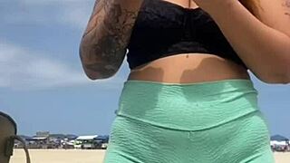 Hé, ez a srác még hozzá sem ért és már barátot akar hívni a strandra!