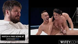 Aviomies tuijottaa kun Sienna Rae ottaa kaksi kyrpää villissä toiminnassa