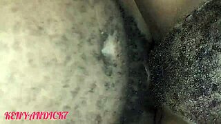 Karvainen pilluni ottaa raakaa paukutusta kumin valuen sisään