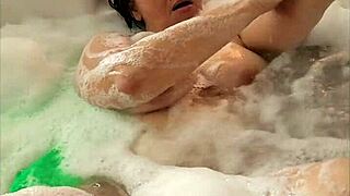 Wah! Ibu Tiriku Gabung Aku di Jacuzzi untuk Aksi Liar