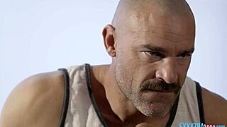 Hey, bu sarışın 18+ genç Coco Lovelock'u büyük sik Charles Dera vahşi aksiyonda vuruyor!