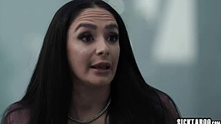 ¡Hey, mira a Sheena Ryder, la milf vecina caliente, follando la polla enorme de Ricky Spanish!