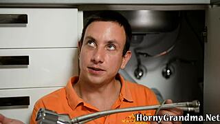 Je n'arrive pas à croire que cette vieille pute grand-mère m'a fait bander avec son doigtage de chatte âgée