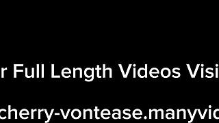 Tłusta owłosiona cipka szaleje w solowej sesji masturbacji