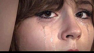 Drsný BDSM ojeb v bondáži podřízení s malou otrokyní a velkým ptákem.