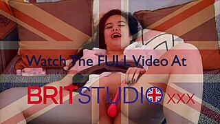 Azgın öğrenci üniforma içinde senin için sertçe boşalıyor.