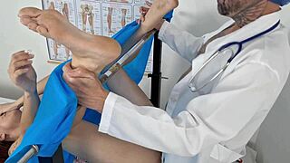 емо тийнейджърка 18+ я пръскат и чукат от доктор в болничен преглед