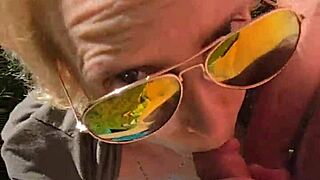 A feleségem lop egy gyors kézimunkát a laza sétánk közben kint