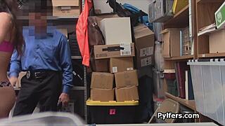 सुंदर पर्की टीन 18+ को सिक्योरिटी गार्ड ने जोर से ड्रिल किया