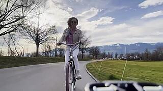 Miss Daisy Diamond cavalca bici con culo sexy vlog