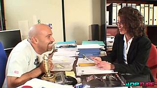 Hey, tjek denne modne mami der får røv-fucked til jobsamtalen!