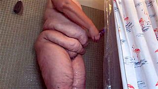 Белая ББВ милф с большой жирной жопой принимает душ, демонстрируя огромные губки киски и натуральные сиськи