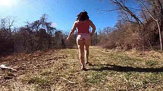 43-vuotias vaimo väläyttää isoja pyöreitä perseitään puistossa söpössä hameessa