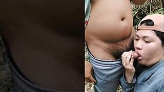 เอเชียอ้วน BBW พ่นน้ำระหว่างดูดควยกลางแจ้งบนหีโหนก