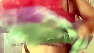 Wow, check deze cougar oma verleiden met haar dansmoves!