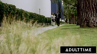 Η έγκυος Casey Calvert πιάνει τον φίλο της να τρυπάει τη Leana Lovings σε σοκ