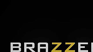 Islak inek kız oda arkadaşının babasını köpek pozisyonunda ve memeli sikiş için istiyor Brazzers'da