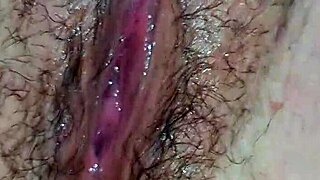 Wow! Liten nabo elsker at våt fitte blir rørt tett på!