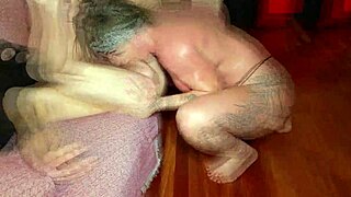 Podigni i nosi ovog mladog momka 18+ za divlji milf seks. Uključena squirting akcija!