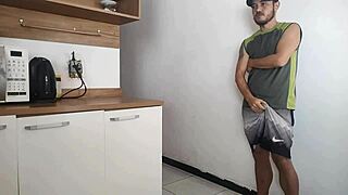 Mentre il marito faceva la doccia, ho scopato l'amico in rischio brasiliano curvy