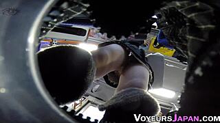 亚洲女孩裙底隐藏什么秘密？公共裙底镜头