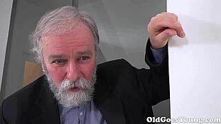 Gammel mand næste dør æder teenfisse som en pro i hardcore juleaction