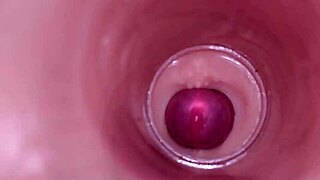Ženska inseminacija: Interna kamera pokazuje duboku ejakulaciju u tesnoj mokroj pički