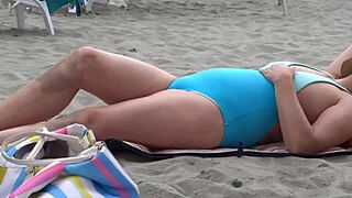 Stemor, tjek mit bikini på stranden!