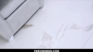 Hej, chceš se podívat na moje velké prsa francouzská nevlastní máma mě svádí v bikinách, Anissa Kate Nicky Rebel?