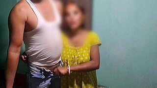 בהאבי תפסה את האח החורג כשהיא מגרה את הדגדגן השמן הענק שלה