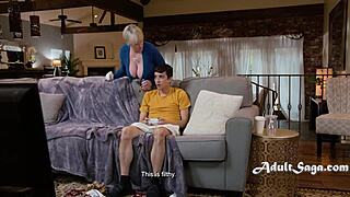 Üvey anne Dee Williams'i sikişmek her video oyunundan daha iyi, büyük memeleri sallanıyor