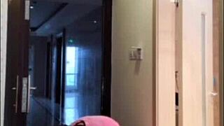 Asiatisk ladyboy blinker pik og kommer for kvinde