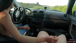 Emozione Forte nel Dare Seghe Pubbliche in Auto sulla Strada