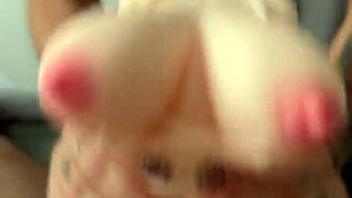 작은 섹스돌이 방에서 두꺼운 자지에 박히는 거 봐!